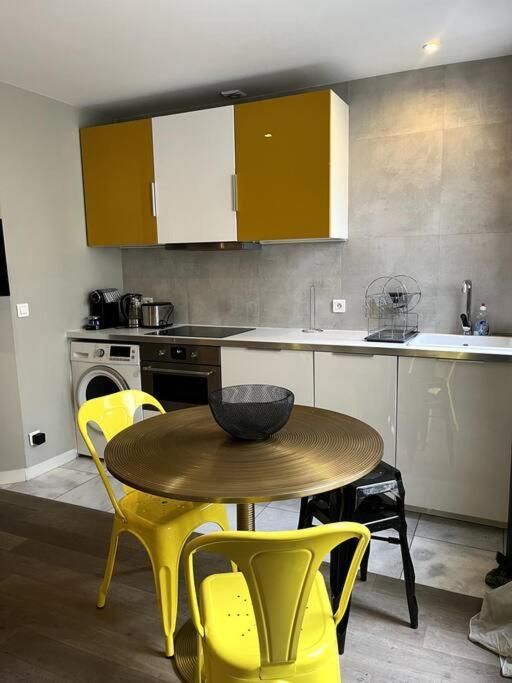4 Personnes - St Lazar Sur Cour Apartment Paris Bagian luar foto